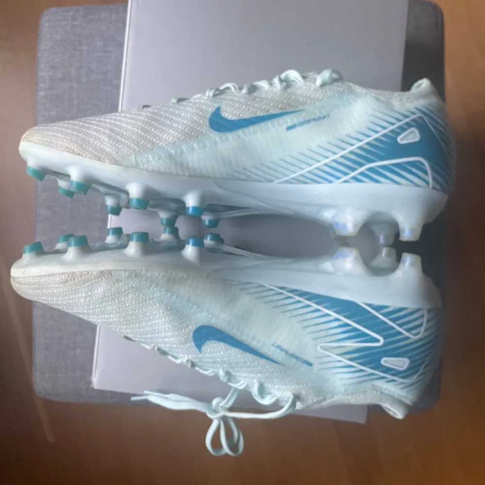 Hej, säljer nu dessa Nike Mercurial Vapor 16 Elite som jag endast använt 4 träningar. Skorna är inköpta på stadium för ordinarie pris. Skorna är i ett toppskick eftersom de knappt är använda. Storlek 43 Priset kan diskuteras. Skambud blockeras.. Skor.