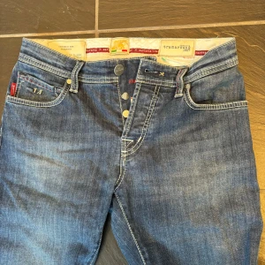 Tramarossa jeans - “Säljer nu dessa feta Tramarossa jeans! Dem är i bra skick och väldigt fräscha. Dem är i modellen ‘Leonardo’ vilket är den populäraste modellen. Nypris på dessa är 7000:- och jag säljer dem för endast 699:-😳. Skriv vid intresse eller funderingar.😁