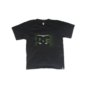 DC T-Shirt - ⭐Asfet dc tisha med grönt print, fett bra condition inga flaws⭐Storlek S men passar mer som en XS⭐Dma för mått eller frågor❓📏priset är inte fast skicka offer💸