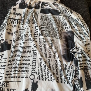 White n Black shirt - Köpt i 2022 använd inte mer än 6 ggr. Halv polotröja, kan vara lite för kort vid magen beroende på hur lång du är. Inga fläckar! 