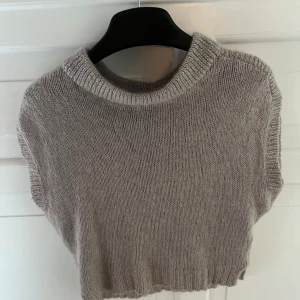 Stickat tröja utan ärmar  - super fin stickad tröja utan ärmar. Perfekt till hösten 🍂  