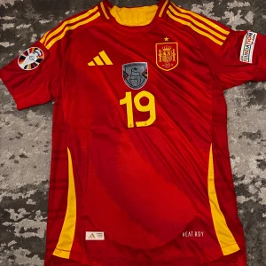Spanien 2024 Lamine Yamal - Hej! Säljer en Spanien tröja från senaste året de vann EM 2024. Lamine Yamal #19. Skriv om frågor. Säljer för 350. 
