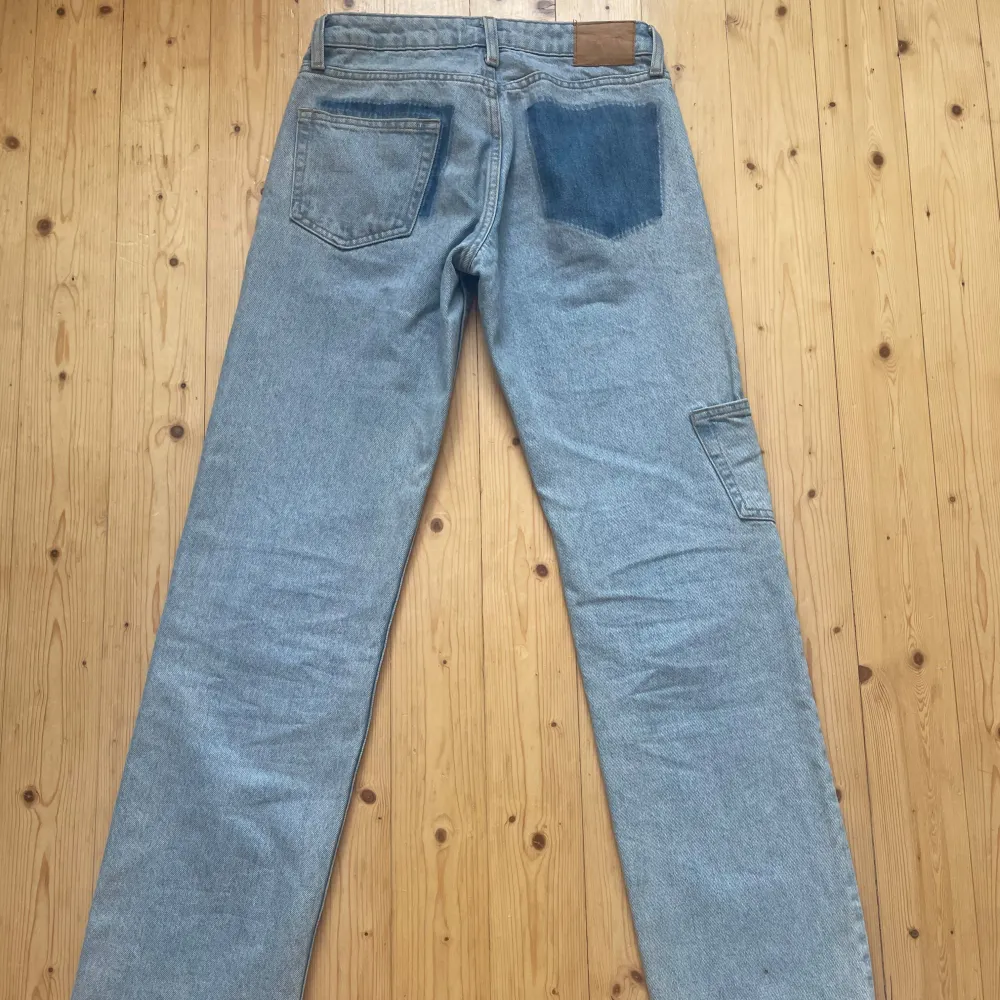 Lågmidjade unika jeans från WEEKDAY. Mått: Midjemått: 34cm Innerbenslängd: 77cm Skriv om ni har frågor💕. Jeans & Byxor.