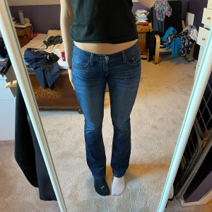 Lågmidjade levis jeans <3 - Så galet snygga Levis jeans i modellen ”superlow boot”💕bootcutmodell och väldigt lågmidjade! i fint skick!! Innerbensmåttet: ca 85cm, midjemått rakt över: ca 38cm 🙌 hör gärna av dig vid frågor!