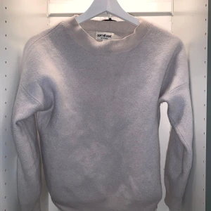 Jättefin Soft goat tröja! - Så mysig och fin soft goat tröja! Färgen är vit/cremevit och den är i storlek XS! Använd ett fåtal gånger. ❤️