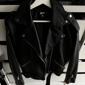 Missguided bikerjacka - Säljer nu min fina bikerjacka från Missguided då jag har andra jackor som jag använder mer. Använd en gång, den har inga defekter eller fläckar. Fler bilder eller frågor kan tas privat☺️💗