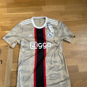 Ajax fotbollströja - Säljer min Ajax tröja. Den har aldrig varit använd, den var för stor och hade inte tiden att lämna tillbaka innan det blev för sent. Köpt på pardon my kicks i Göteborg.