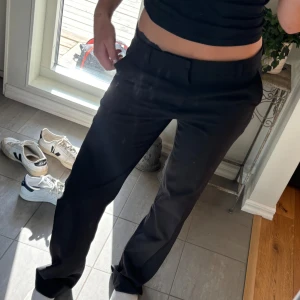 Kostymbyxor - Snygga raka kostymbyxor från okänt märke och utan storleklapp, men passar S/M, beroende på hur man vill att de ska sitta 😇😇 långa i benen 