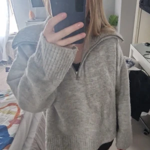 Grå zip-up - Jättefin zip-up som tyvärr inte kommit till någon använding. Dock är den nopprig, men kom så när jag köpte den här på plick. Storlek S men skulle även passa M, eventuellt L. Satt pris gäller. 💗
