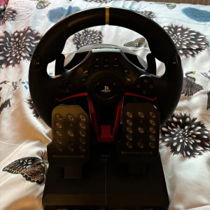 Hori ratt - Här säljer jag min Hori ratt som inte längre kommer till användning. Ratten fungerar som den ska. För fler frågor hör av dig så ska jag försöka svara på de! Eftersom att ratten är runt 1-2 år gammal så kommer jag ha ett lite lägre pris!