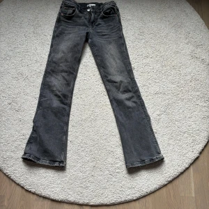 Grå bootcut jeans - Säljer ett par grå bootcut jeans i bra skick. De har en klassisk femficksdesign och en snygg tvätt som ger dem en cool look. Perfekta för både vardag och fest!