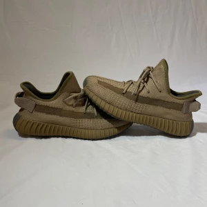 Yeezy 350 Boost - Yeezy 350 Boost i nyskick, storleken är 42 och färgen brun. Vid frågor är det bara att höra av dig svarar oftast inom en timma//OwnStyle