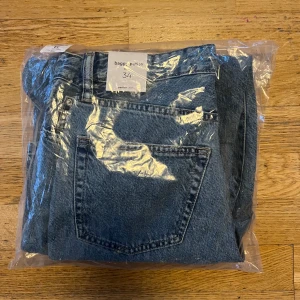 Gina Tricot- Baggy Petite  -  Hej den är helt ny ✨ köptes tillsamman med 2 andra jeans och 2 tröjor men returnerades aldrig. Storlek 34 🫶🏽Hör av er vid intresse eller frågor 🙌