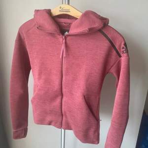 Rosa adidas kofta, storlek 2xs. Borde passa xxs-xs.