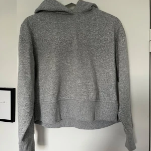 Grå hoodie  - Grå lite kortare hoodie från zara💕, storlek s