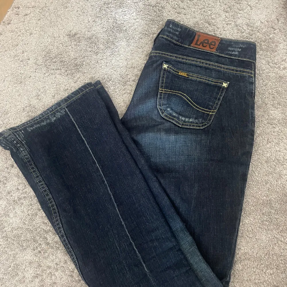 Lågmidjade Bootcut jeans från lee, jätte fint skick! . Jeans & Byxor.