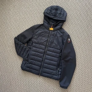 Parajumpers jacka/cardigan  - Kegen up parajumpers jacka.  10/10 skick,  storlek M  Kvitto kommer med Tveka ej vid frågor   
