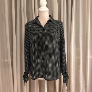 Skjorta  - Ny skick  Storlek S Fintvättat  