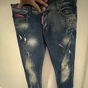Dsquard2 jeans - Dsquard2 blåaa jeans bra-skick. Priset kan diskuteras.