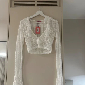 Blus i spets - Säljer denna fina blusen i spets 💗 aldrig använd med lappen kvar!