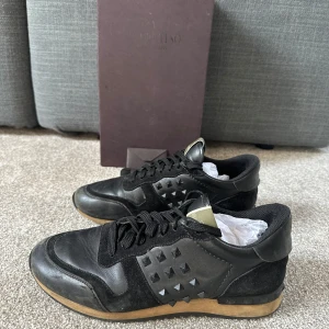 Rockrunners  - Säljer dessa svarta Rockrunners. Storlek 42  men passar även 43. Skick 7/10, och mycket kvar att ge. Box, extra skor snören samt valentino kort medföljer. Hör av dig vid frågor eller funderingar!