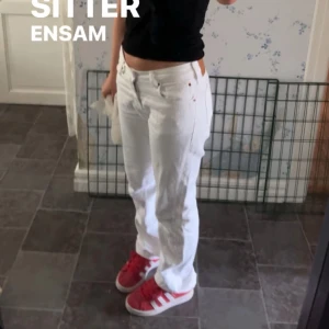 Jeans - Mid rise jeans från bikbok 🤍 Använda 2 gånger och nypris 600 kr. 