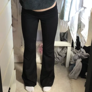 Väldigt lågmidjade byxor - Väldigt lågmidjade, svarta sköna och mjuka bootcut byxor som samtidigt är högmidjade!  Säljer då jag ej har användning för dem.