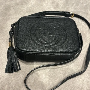 Handväska  - Svart, axelremsväska, ej använd 