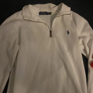 Polo Ralph Lauren zip - Säljer min vita polo tröja för den ej passar mig längre. Använde den inte mycket endast ett par gånger
