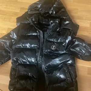 trapstar jacka - bra jacka säljs på grund av storleken. Saknas en knapp