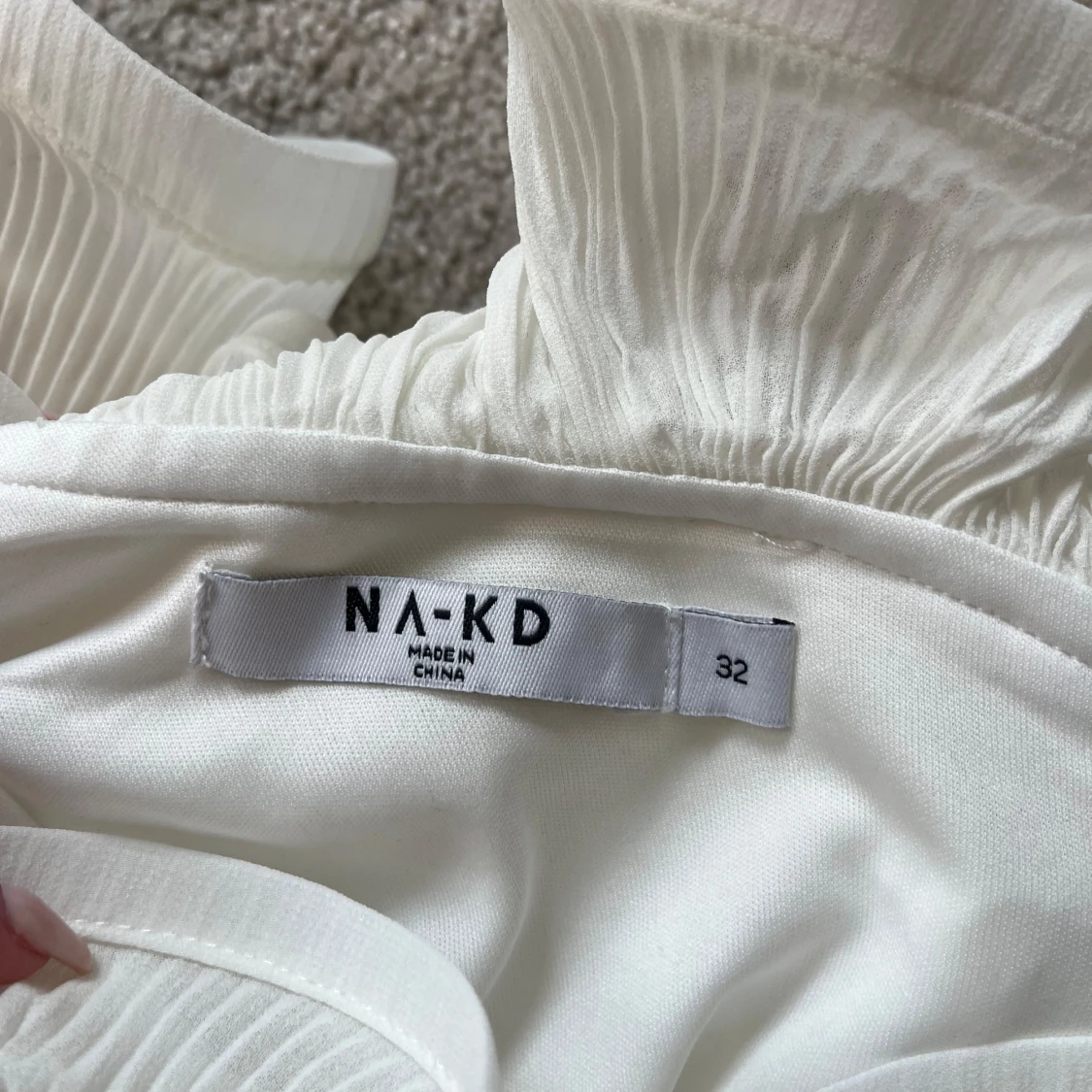 Vit klänning med volanger - 92