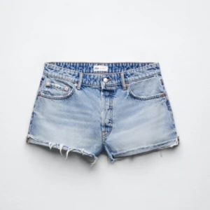 Jeansshorts  - Superfina jeansshorts från Zara som tyvärr blivit för små! Ordinarie pris var 359kr men jag säljer dom för 100kr💕