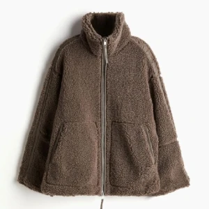 BYTA STORLEK Hm Teddy jacka - Har den slutsålda Teddy jackan från hm i storlek S, aldrig använd, och hade gärna bytt med nån som har den i M🙏🏼🙏🏼💕