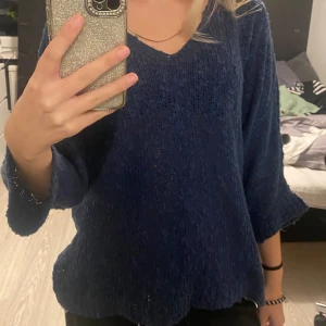 Blå stickad blus - Mörk blå stickad blus Välanvänd  Luktar rök men försvinner i tvätten efter några gånger 