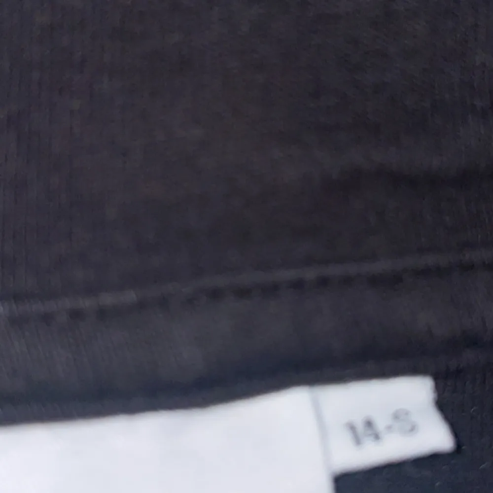 Svart Hugo boss hoodie i strl 165, använd i bra skick . Hoodies.