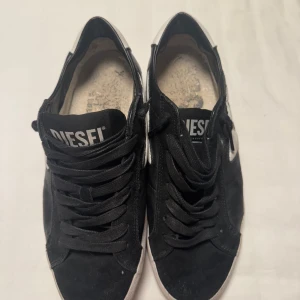 Diesel skor  - Diesel skor som används fåtal gånger och är i gott skick, nypris 2600kr! Hör av er vid funderingar! 