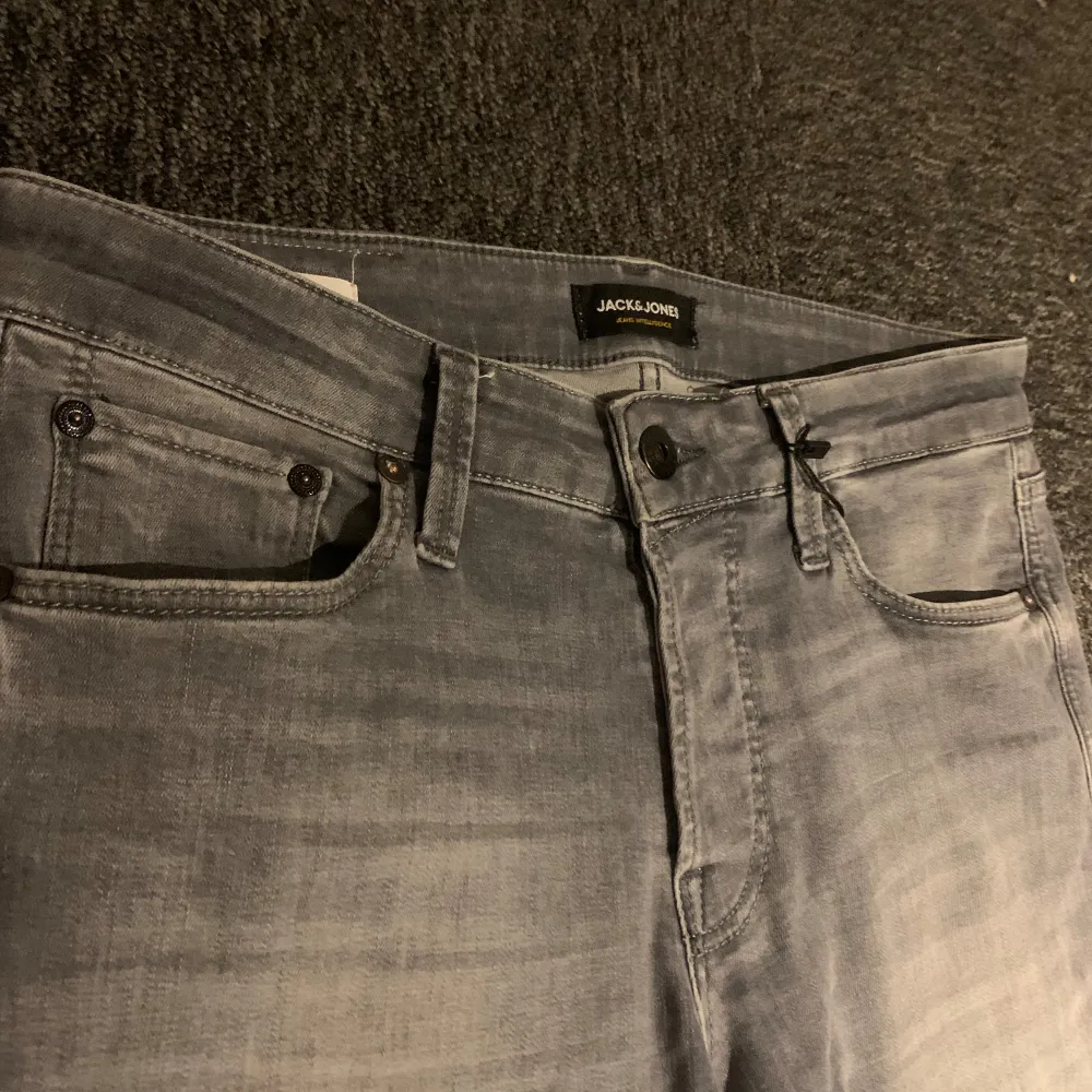 Säljer dessa riktigt feta Jack & Jones jeans i storlek 29/32. Skick 10/10 inga defekter. Vid frågor eller funderingar är det bara att skriva.. Jeans & Byxor.