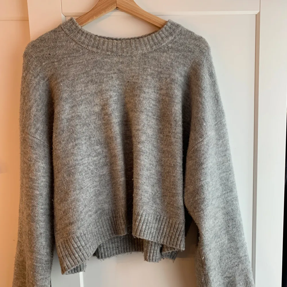 Jättefin tröja från monki❤️den är i storlek xxs men är precis som en s då den är stor i storleken. Neuleet.