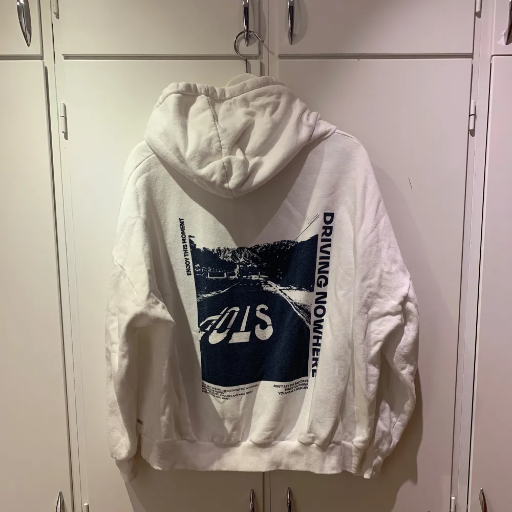 Trendig oversized hoodie med tryck. Tagit hand om väl. Är jättefin men använder inte för att jag har så mycket annat, men om du har några frågor är det bara att kontakta mig. . Hoodies.