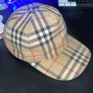 Burberry keps - Jätte fin burberry keps helt clean, inte mycke ja kan säga dm för fråger 