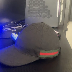 Svart Gucci keps  - Perfekt Gucci keps hundra procent äkta. Använt den ett tag. Mer bilder kommer, dm för information.