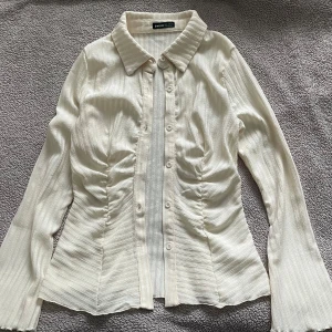 Skjorta - beige skjorta som har aldrig använts.