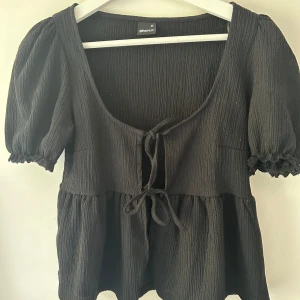 Svart blus  - Super fin svart uringad blus från Gina Tricot 💕