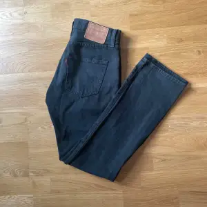 Ett par svarta jeans från Levi’s | Modell 501, Storlek 46 - W29 L32 | Bra skick 👍  Fler artiklar till bra priser finns att hitta på min profil!