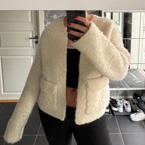 Stickad cardigan  - Denna ur snygga och eleganta cardigan är perfekt nu till hösten, den är använd ca tre gånger och är precis som ny. Köpt för ca 600kr men väljer att sälja den lite billigare