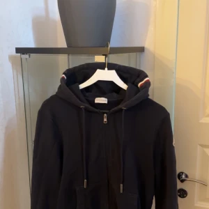 Moncler hoodie  - Moncler Maglia Cardigan i jätte fint skick NFC funkar självklart  Moncler påse medföljer Storlek M men sitter lite mindre så passar S också Köpt för 7800kr