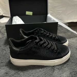 Kurt Geiger skor - Strl. 39 men rätt små i storleken så passar nog 38 bättre. Aldrig använda, helt nya men säljer då de inte passar. Köpta för 1500. Pris kan disskuteras. 