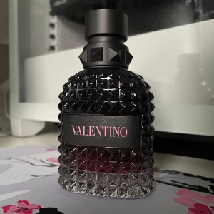Valentino Born In Roma Intense - Näst intill oanvänd, köpt på kicks för 1100kr för en månad sedan. Original förpackningen kommer självklart med. Bara att höra av sig vid funderingar!
