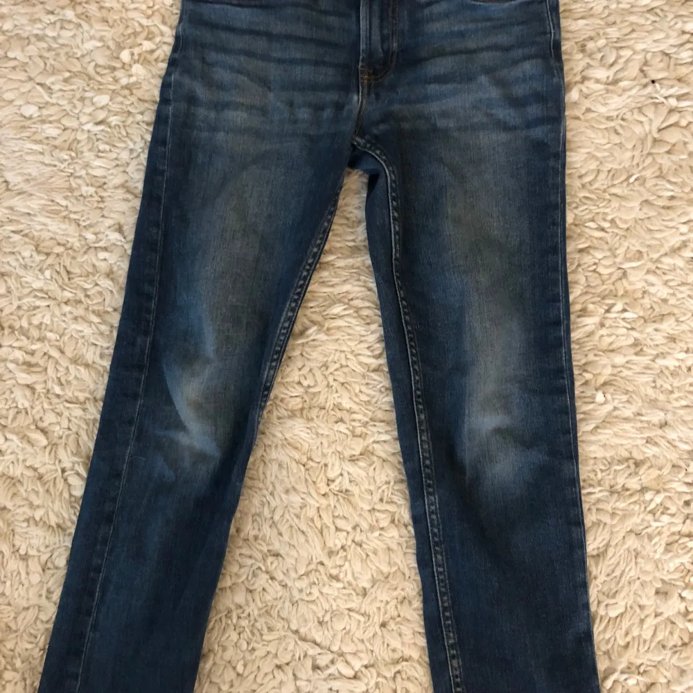 Säljer ett par snygga blå jeans i bra skick. De har en klassisk femficksdesign och en bekväm passform. Perfekta för vardagsbruk! Strl 140-150 kan gå ner i pris vid snabbaffär . Jeans & Byxor.