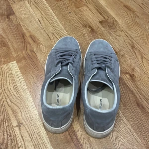 Gråa vagabonds - Iprincip nya vagabonds i färgen grå. Nästan helt oanvända villet märks tydligt på skorna, hade dom ungefär en vecka men skornas stil passar inte mig så väljer att säga vidare, kom gärna med pris förslag.